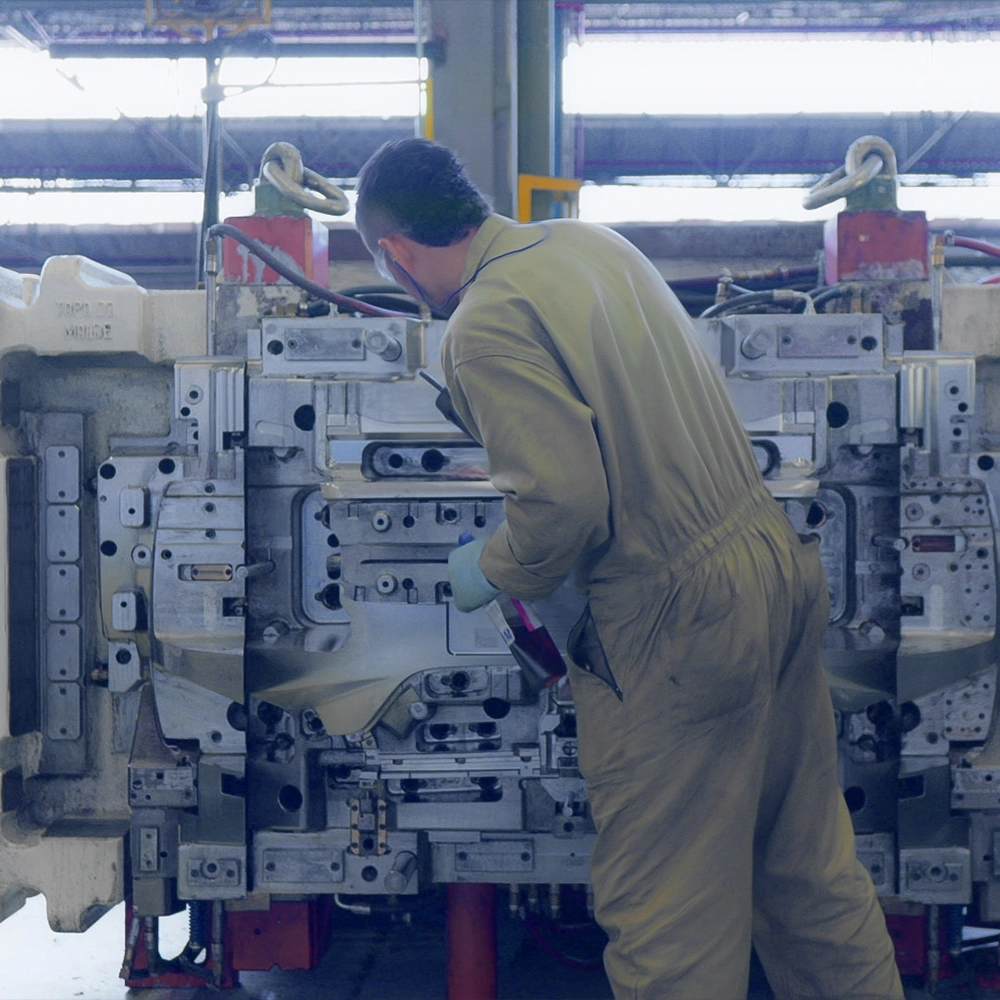 Trabajador en zona de fabricación