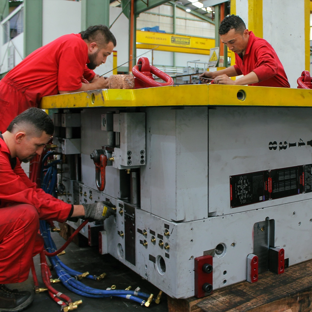 Trabajadores en zona de fabricación en Riduco