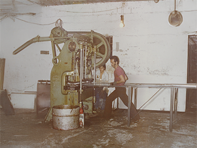Hijo de Rivas Gutiérrez trabajar en el taller