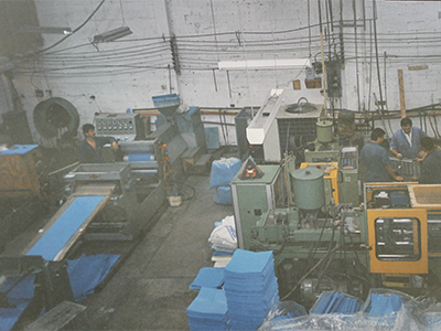 se inician las primeras producciones en serie de fólderes plásticos