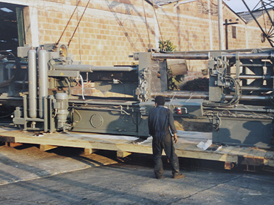 Primera máquina de inyección