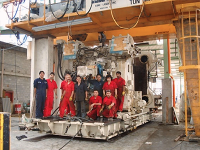 Empleados con máquina inyectora